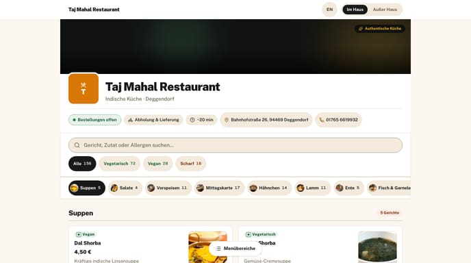 Die Speisekarte eines Restaurants auf dem Handy eines Gastes, mit Kategorien und Preisen.